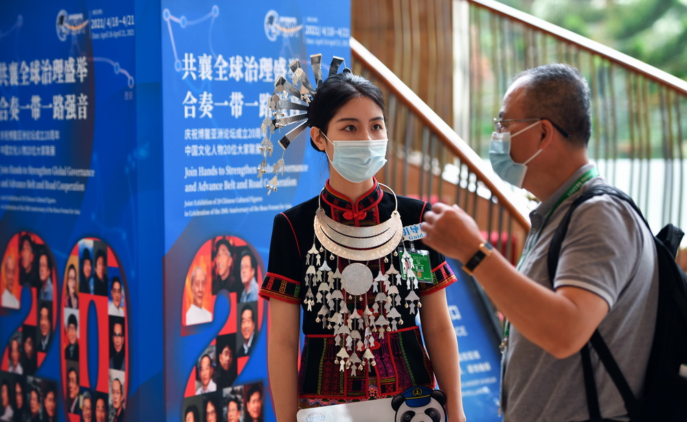 4月18日，身着黎族服饰的志愿者在博鳌亚洲论坛大酒店服务参会人员。新华社记者 郭程 摄
