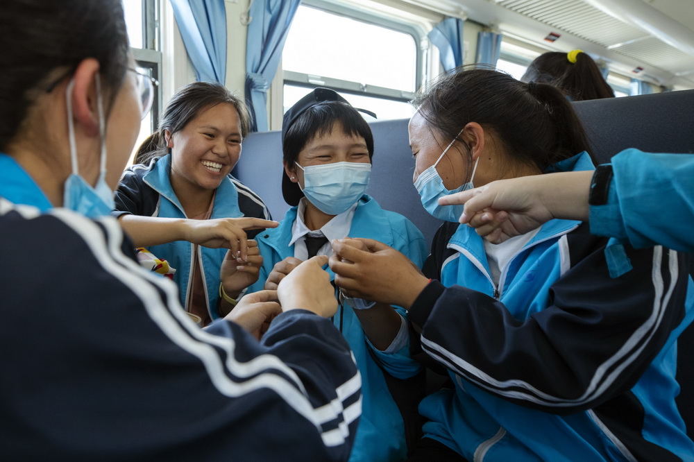 ����ϲ�����߶�ѧУ��ѧ����5634���г�������Ϸ��4��15���㣩���»������ �򲮺� ��