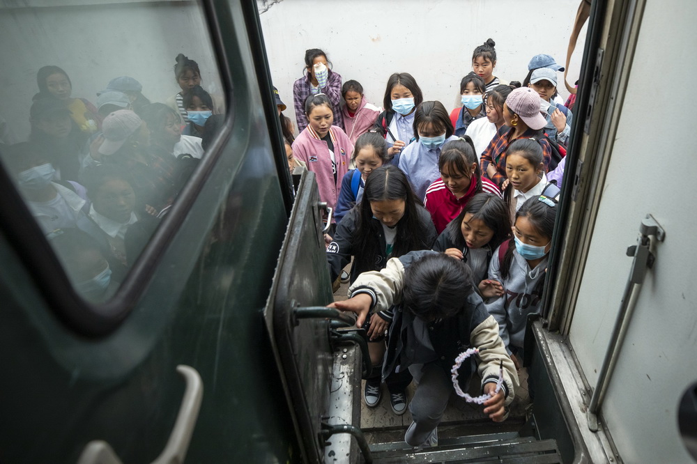 �ڳ�����·�Შվ��ѧ���ǳ���5633���г�ǰ��ѧУ��4��11���㣩���»������ �򲮺� ��