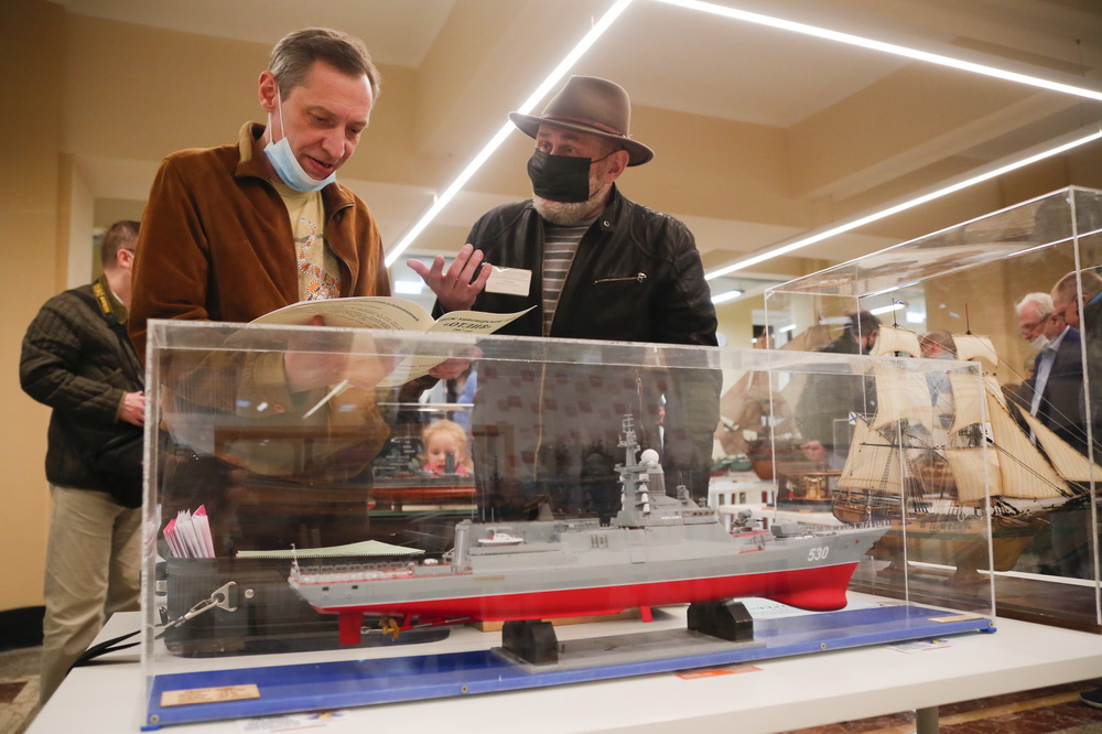 4月18日，人們在俄羅斯首都莫斯科參觀各類艦船模型。