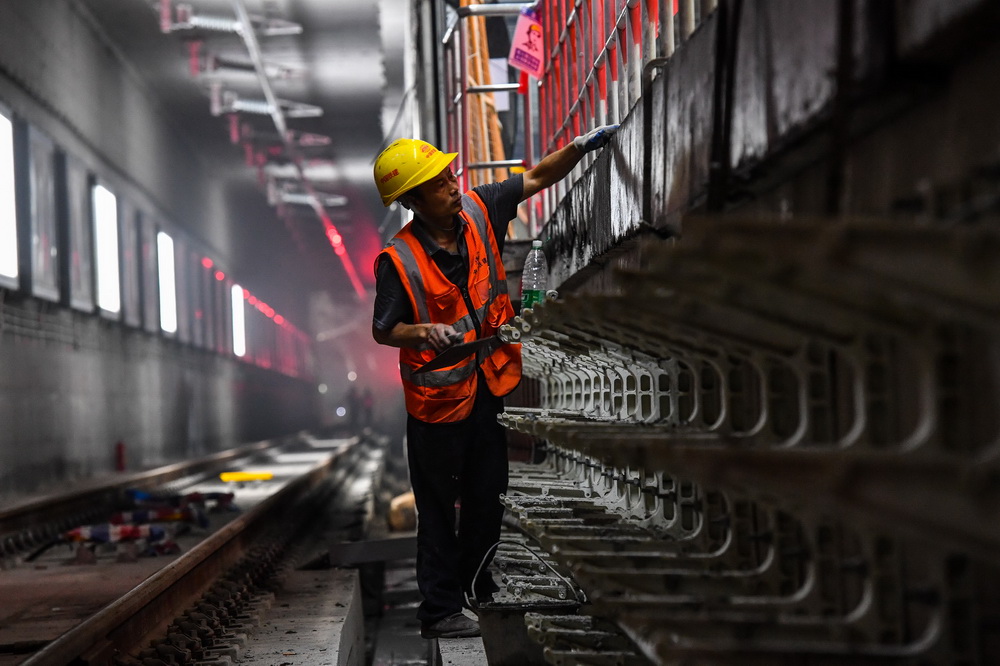 4��20�գ�ʩ����Ա�ڹ��ݵ���18������̶վվ̨��ҵ��