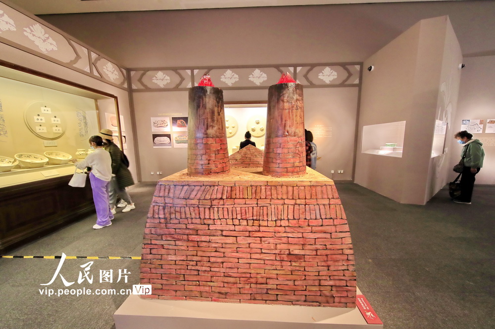 觀眾參觀“龍門遺粹——山西河津窯考古成果展”展出的河津窯燒制瓷器的窯爐模型。