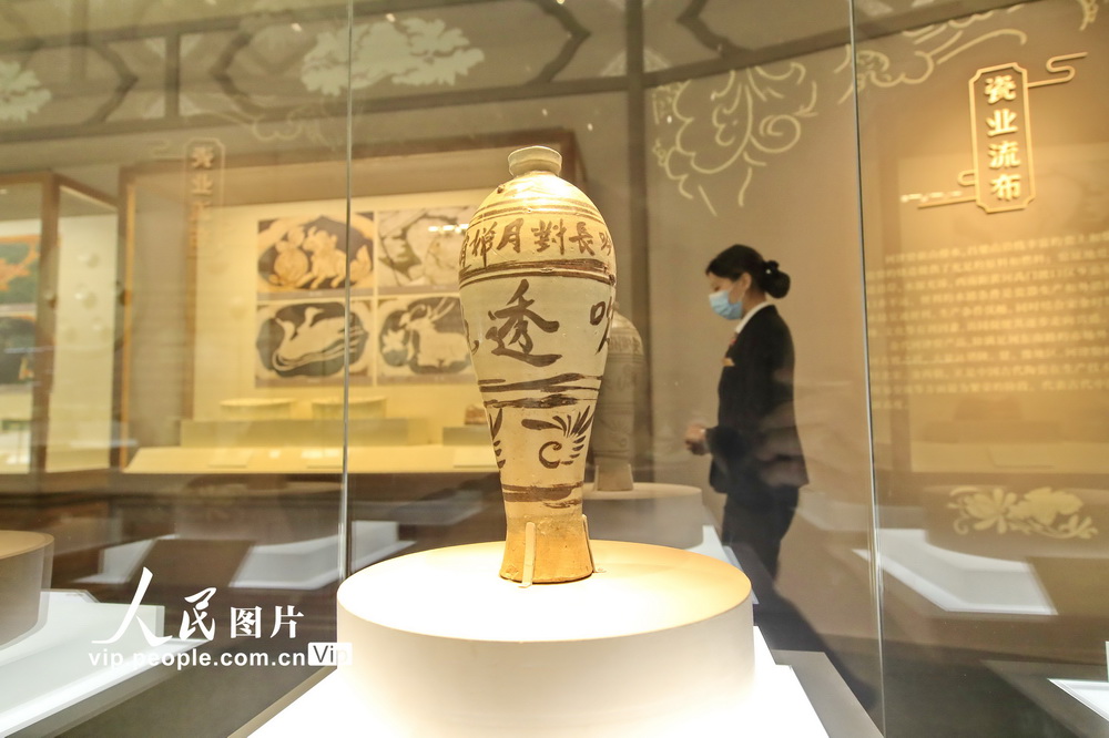 “龍門遺粹——山西河津窯考古成果展”展出的白地黑彩花卉梅瓶。