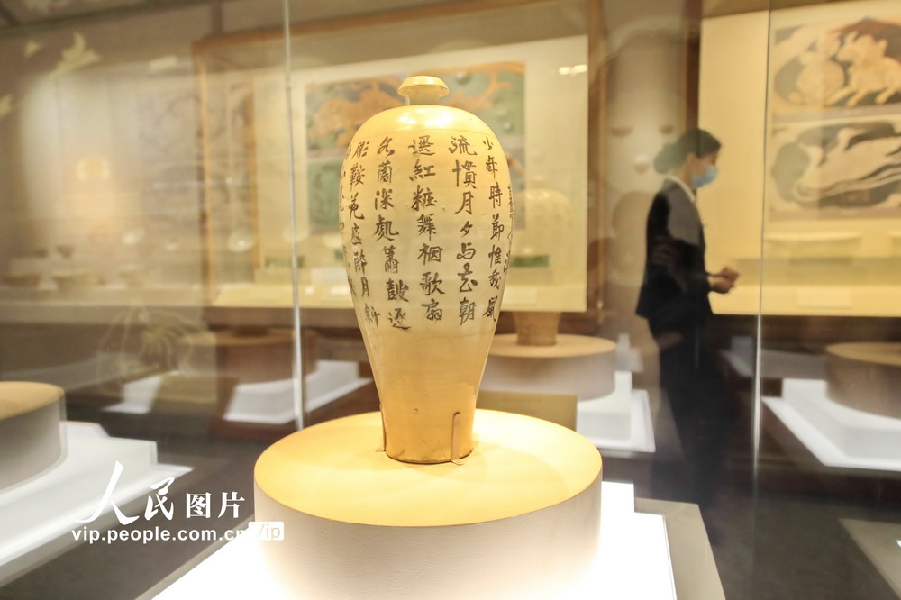 “龍門遺粹——山西河津窯考古成果展”展出的白地黑花詩文經瓶。