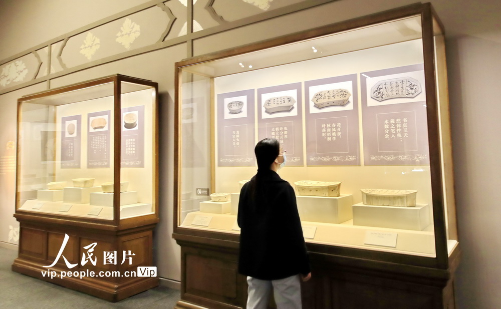 觀眾參觀“龍門遺粹——山西河津窯考古成果展”。