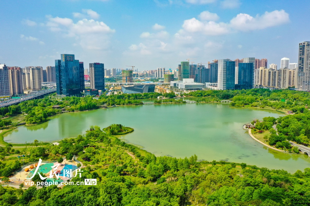 2021年4月23日拍摄的江西省赣州市章贡区城市中央公园。