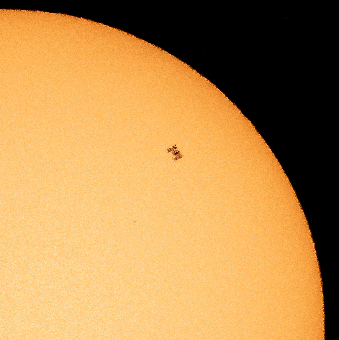 NASA公布國際空間站在太陽前剪影 每秒行進8千米【2】
