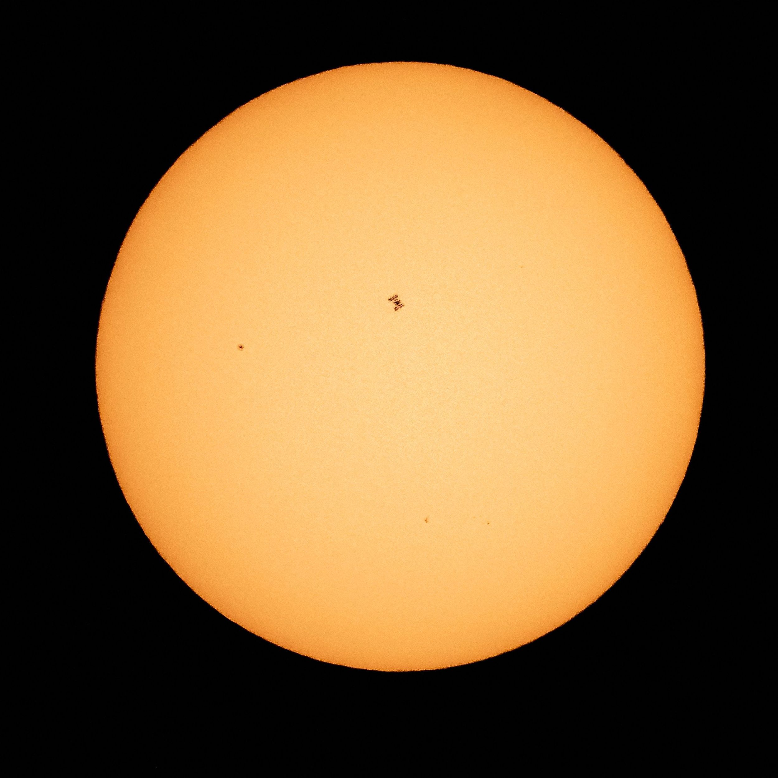 NASA公布國際空間站在太陽前剪影 每秒行進8千米【3】