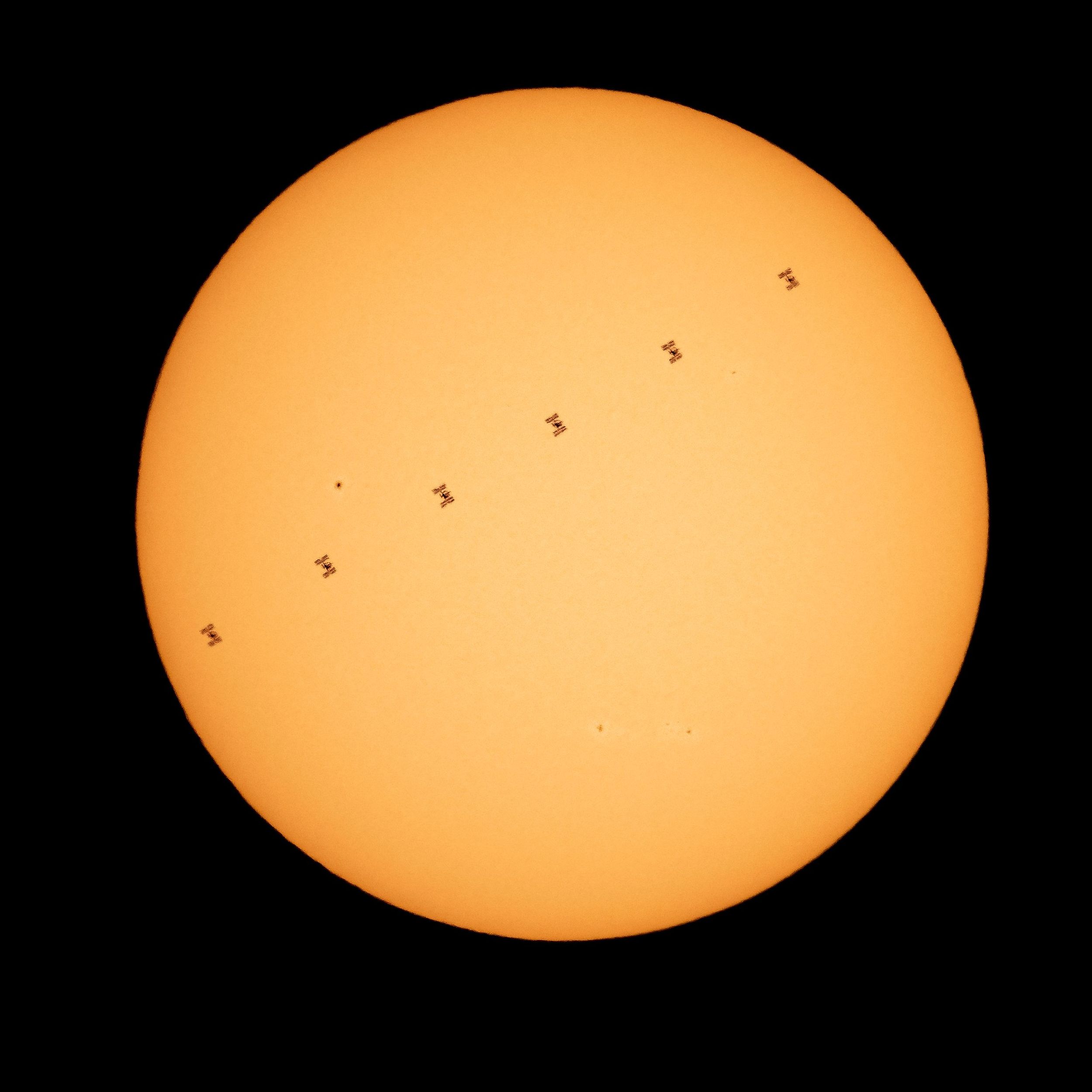 NASA公布國際空間站在太陽前剪影 每秒行進8千米
