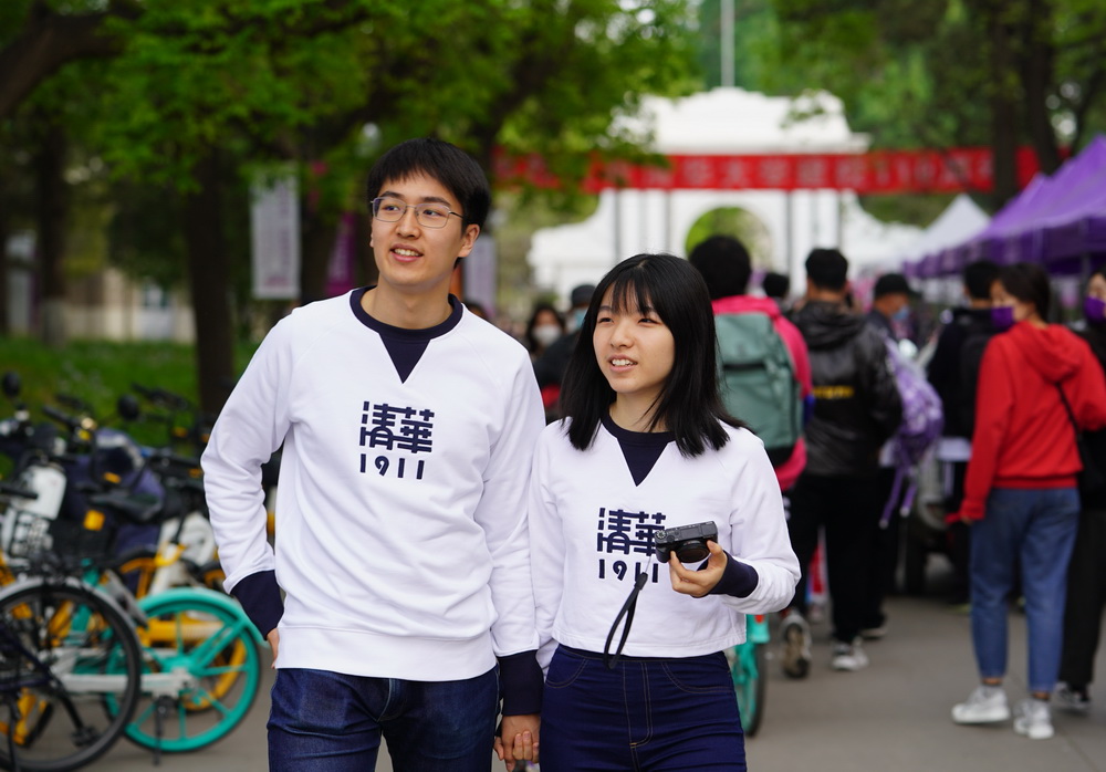 4月24日，人們行走在清華大學校園裡。