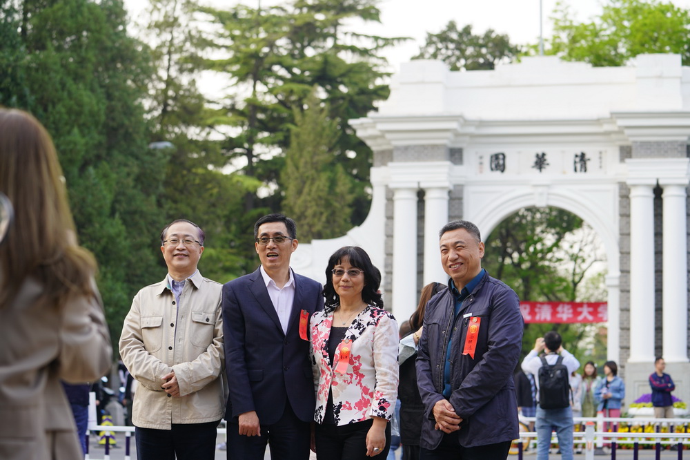 4月24日，校友在清華大學拍照留念。