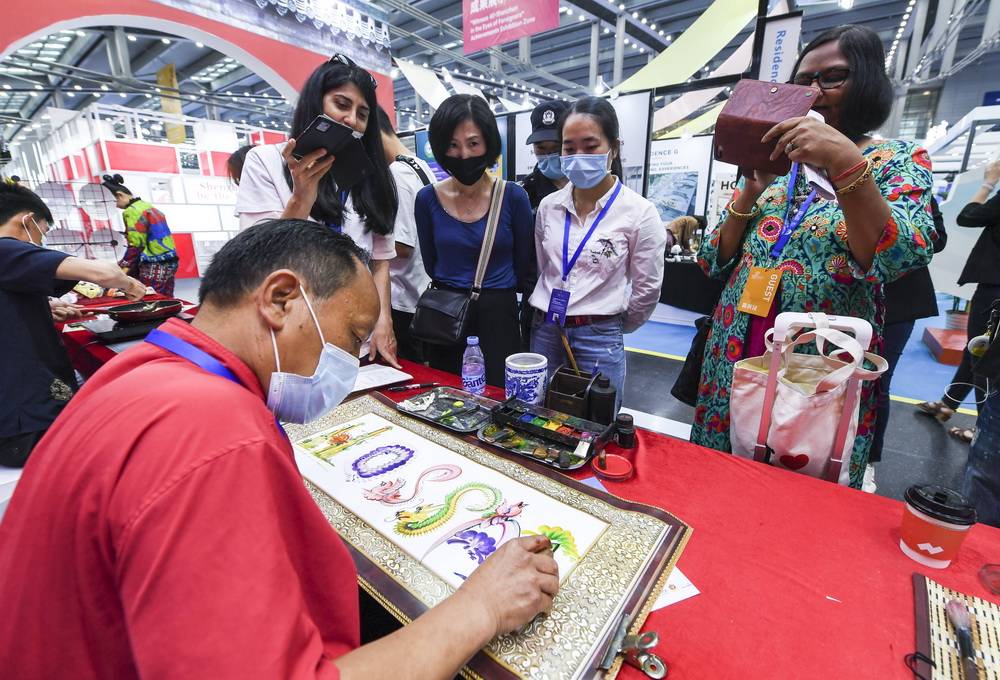 4月24日，在中國國際人才交流大會首次設立的國際人才服務展示推介專區，與會者參觀藝術家設計字母畫。