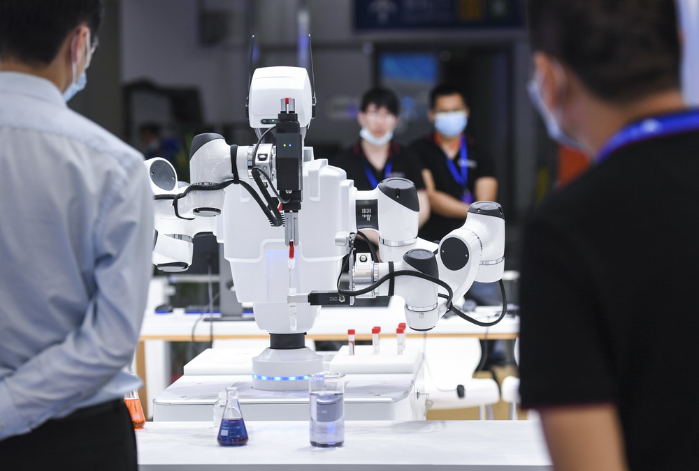 4月24日，在中國國際人才交流大會上，與會者參觀可應用於生化醫療領域的機器人。