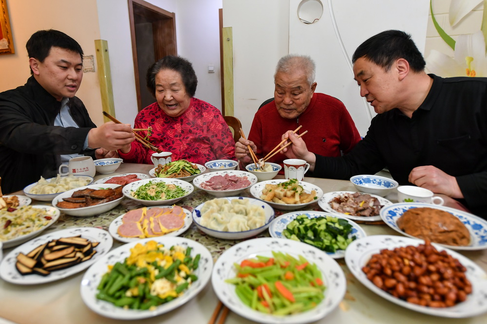張良貴（右二）一家人在吃飯（4月22日攝）。新華社記者 曹陽 攝