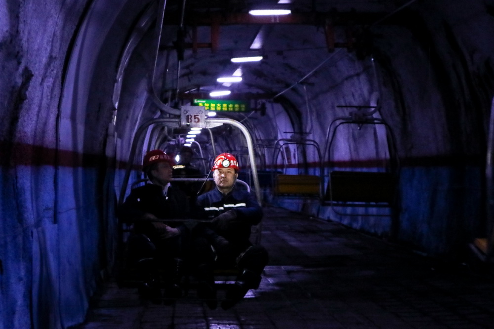 張世奇（右）和工友一起下礦井（3月18日攝）。新華社記者 曹陽 攝