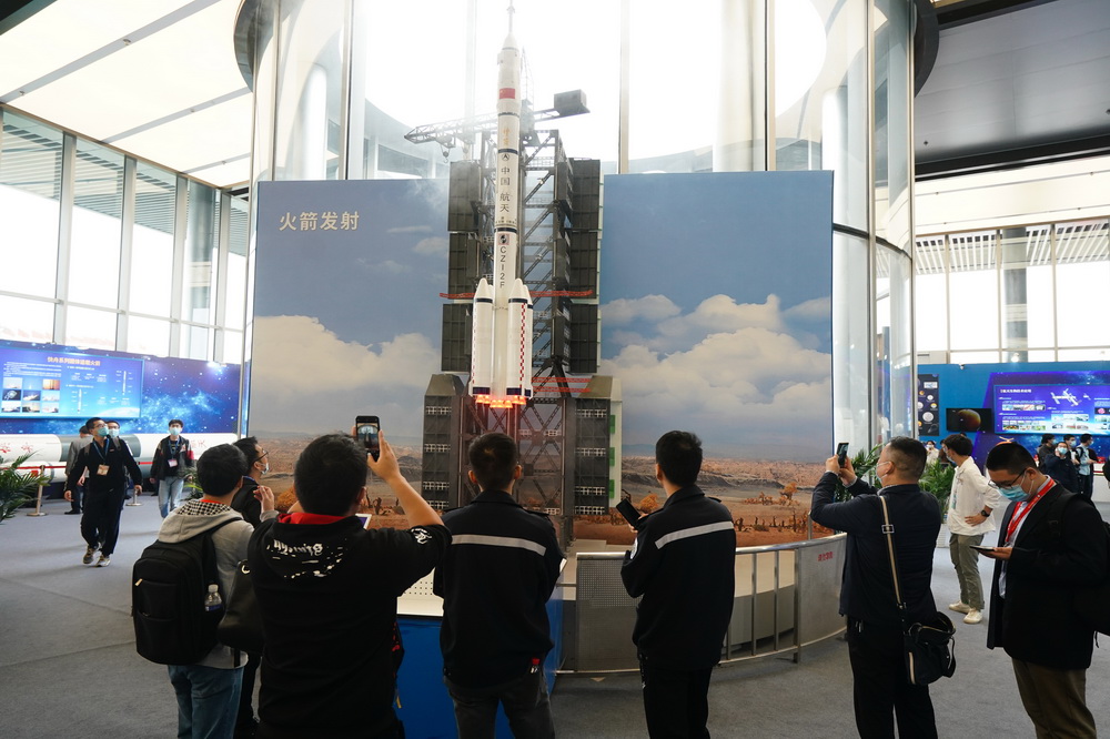 4月24日，參觀者在觀看模擬火箭發射。