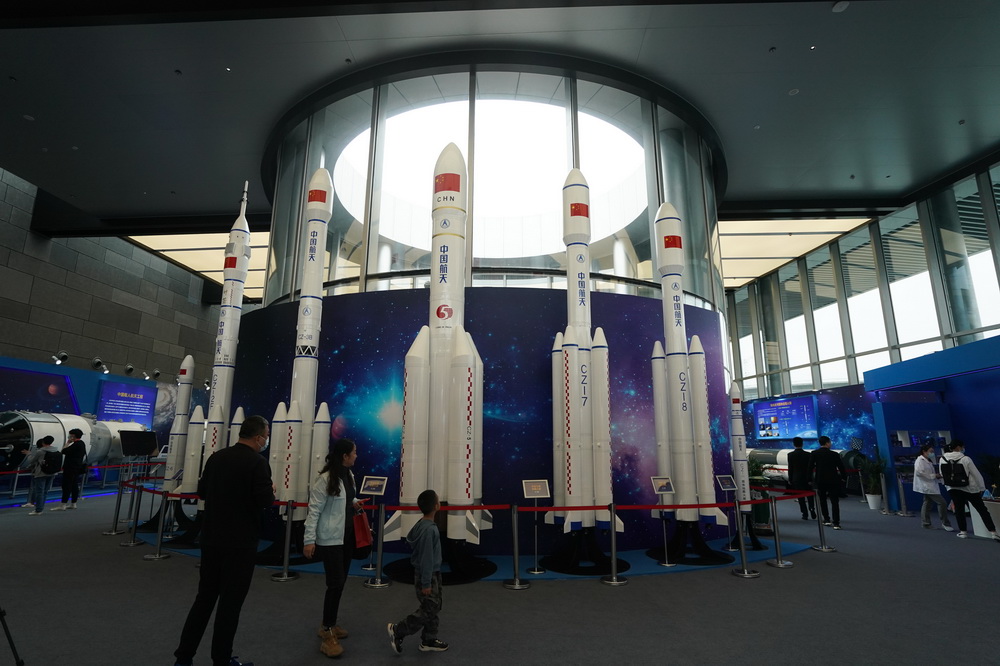 4月24日，參觀者在參觀航天科普與成就展。