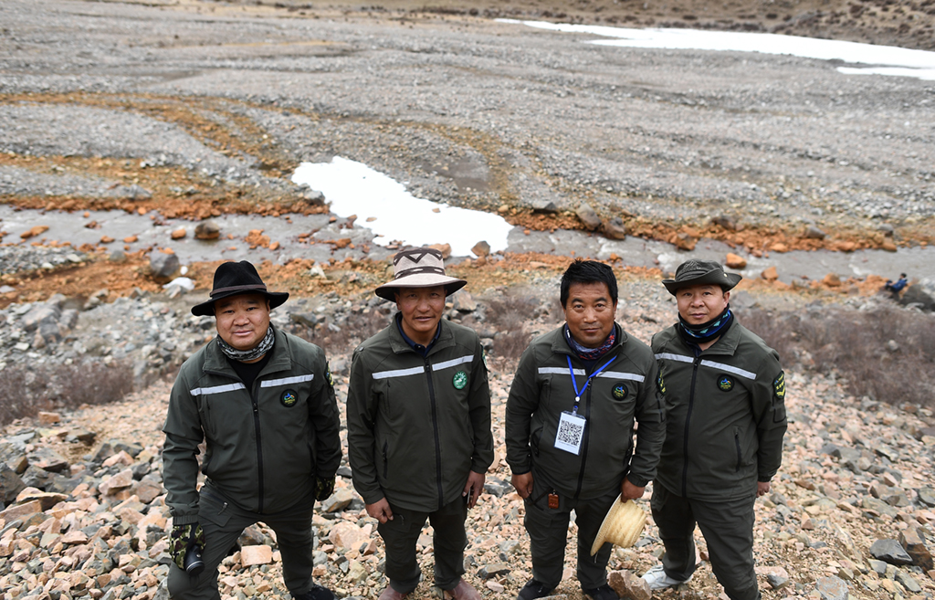 4月22日，祁連山國家公園油葫蘆管護站生態管護員德康、普華才讓、王學清、朱江雲（從左至右）在巡護途中合影。新華社記者 張宏祥 攝