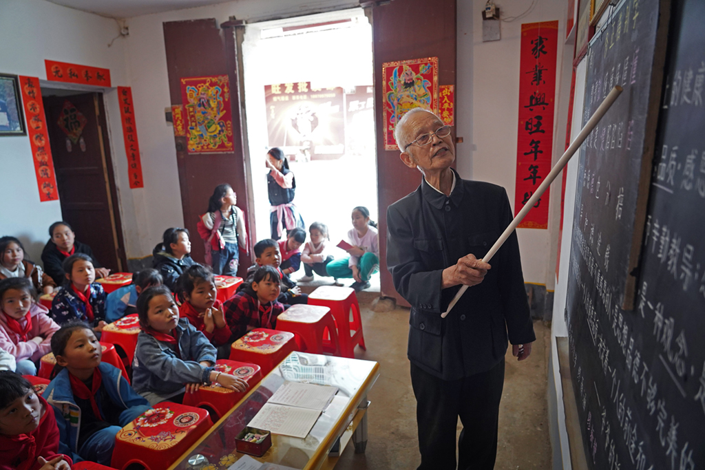 繆延相（右一）在校外輔導站給孩子們上課（4月20日攝）。