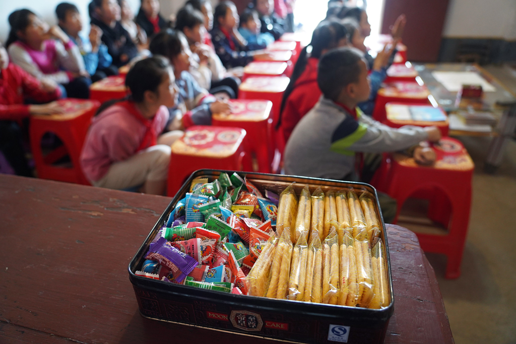 繆延相給孩子們准備了課間零食（4月20日攝）。