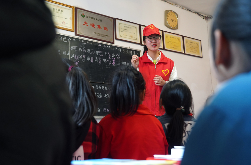 江西科技師范大學的志願者在校外輔導站給孩子們講紅色故事（4月20日）。