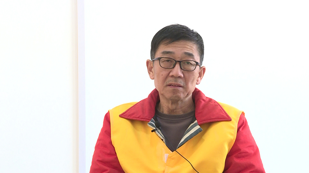 內蒙古自然資源廳原副廳長王杰在看守所中接受採訪（4月13日攝）。新華社記者 侯維軼 攝