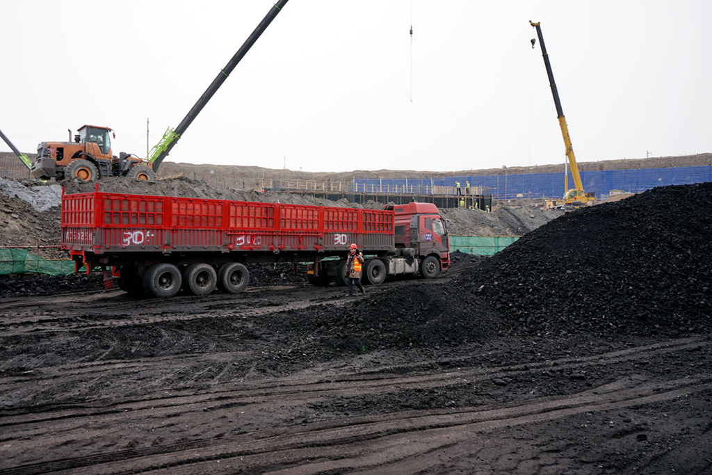 4月1日，貨車在內蒙古能源發電投資集團錫林郭勒勝利礦業有限公司的勝利西三露天煤礦裝載煤炭。新華社記者 侯維軼 攝