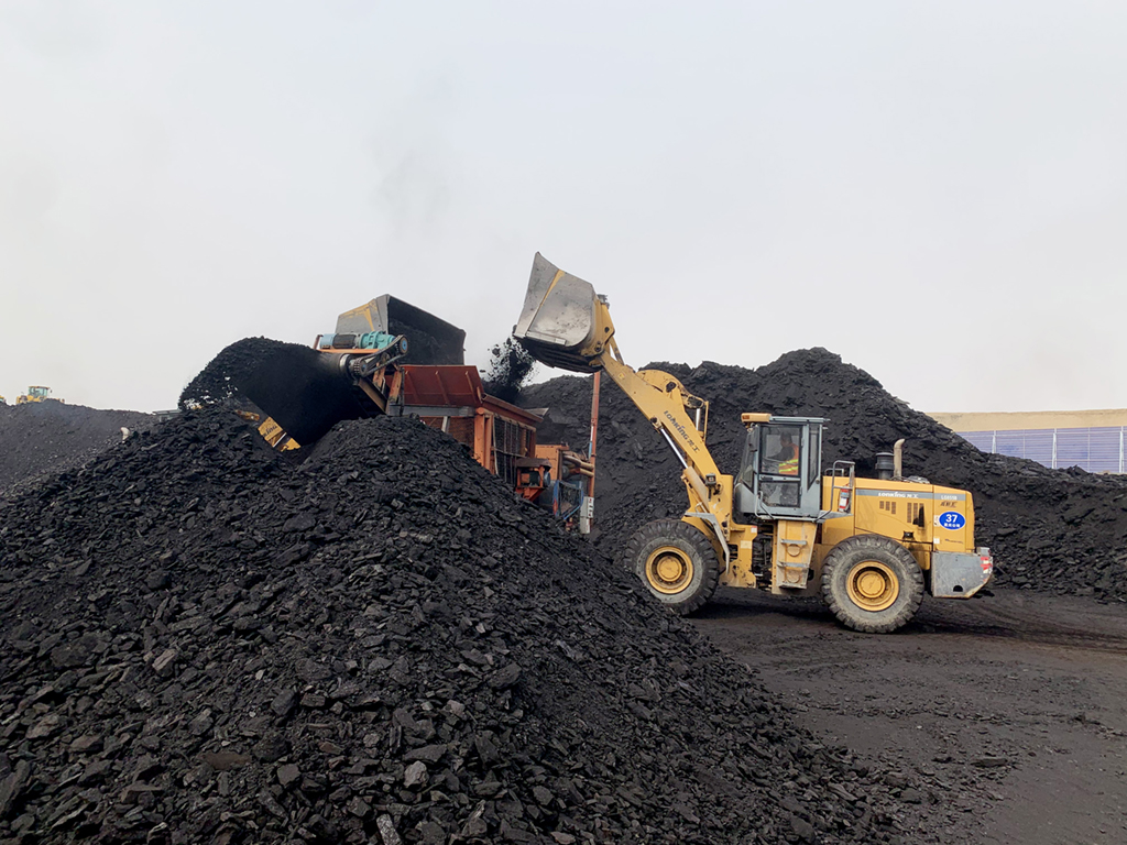 工人在內蒙古能源發電投資集團錫林郭勒勝利礦業有限公司的勝利西三露天煤礦裝載煤炭（4月1日攝）。新華社記者 侯維軼 攝