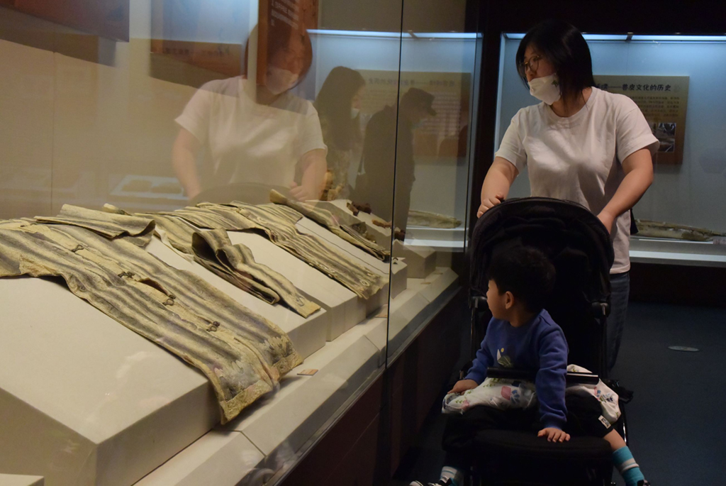 4月27日，觀眾在展覽上參觀。
