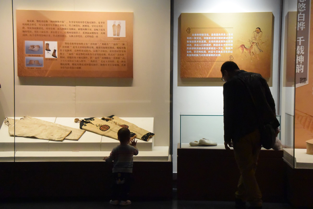  4月27日，觀眾在展覽上參觀。