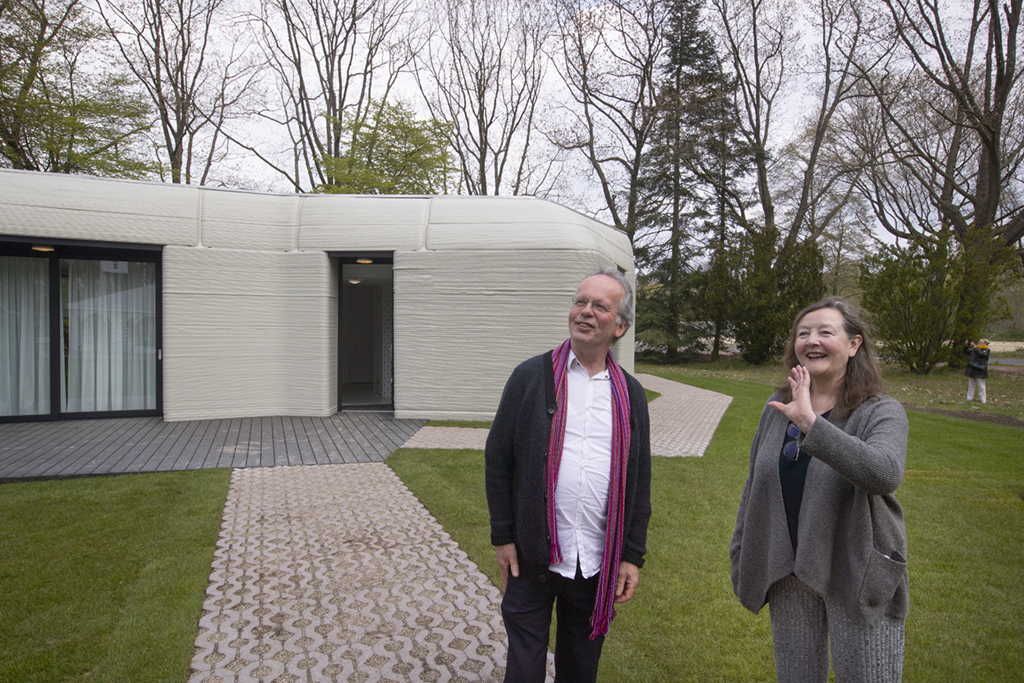 4月30日，在荷蘭埃因霍溫，這座3D打印房子的主人站在房子前。新華社/美聯