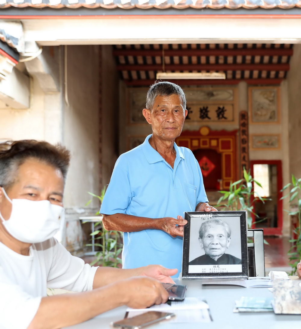 親歷者楊永光在適廬展示參與“秘密大營救”的母親的照片（4月12日攝）。新華社記者 吳曉初 攝