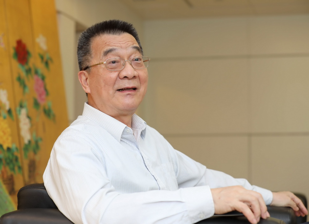 香港抗戰歷史研究會會長吳軍捷向新華社記者講述東江縱隊香港大營救（3月29日攝）。新華社記者 吳曉初 攝