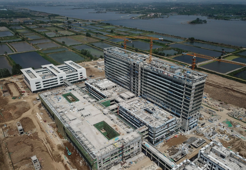 正在進行最后階段施工的武漢同濟航天城醫院工地（5月2日攝，無人機照片）。