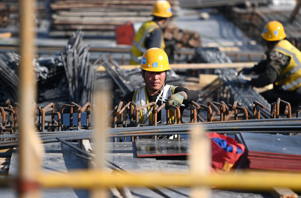5月4日,中建八局的建设者在国家会展中心(天津)二期工程现场施工.