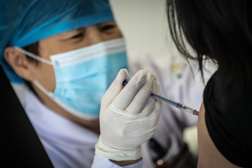 5月5日，医护人员在沈北新区新冠疫苗接种方舱为市民接种疫苗。