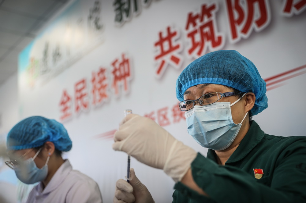 5月5日，医护人员在沈北新区新冠疫苗接种方舱准备为市民接种疫苗。