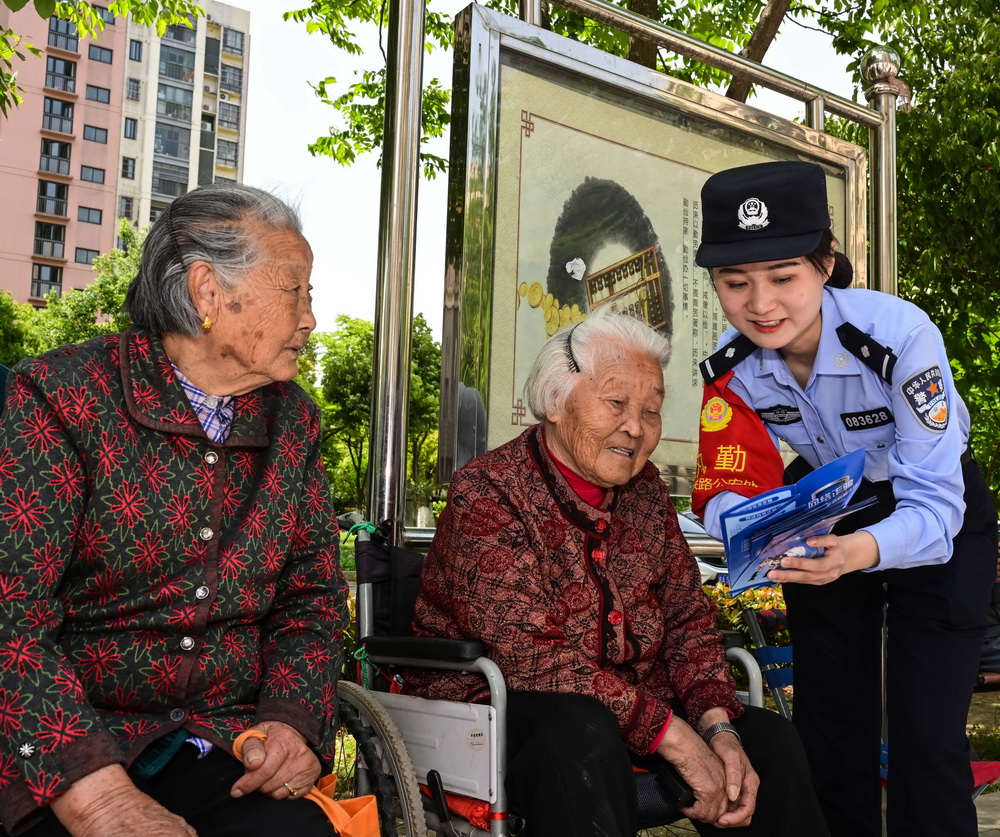 5月2日，趙軼君在合肥市淝南家園社區向居民宣教防網絡詐騙相關知識。趙軼君於2019年參加工作，現為合肥南站派出所民警。作為基層民警的她，在假期走進社區開展反電信詐騙、反網絡詐騙安全宣傳。