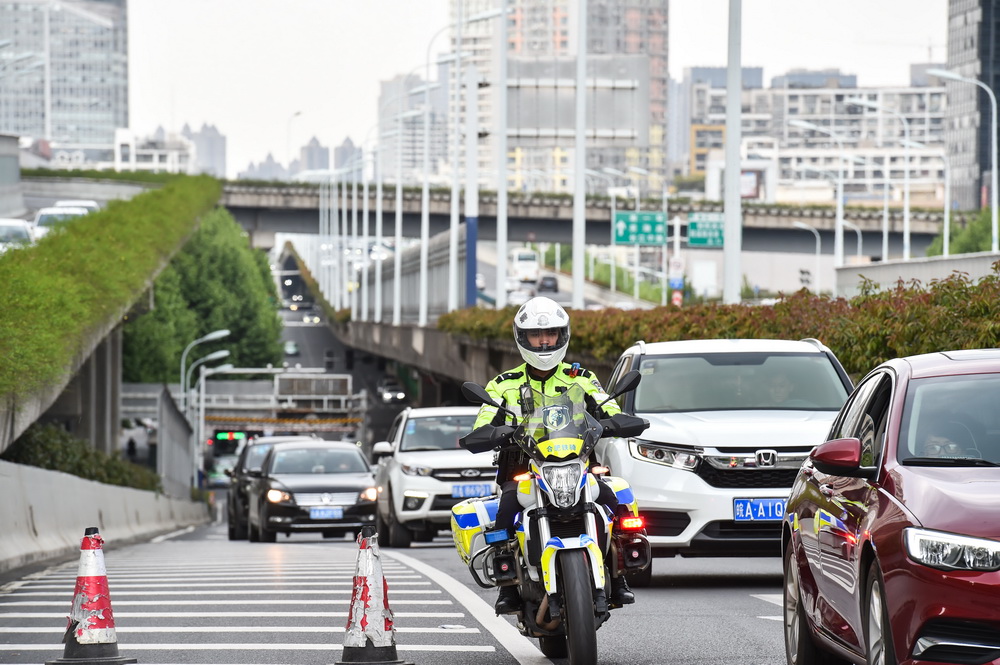 5月2日，張良辰騎行在合肥市馬鞍山路高架上。22歲的張良辰於2020年加入到交通警察的隊伍，是安徽省合肥市交通警察支隊高架橋大隊的一名鐵騎隊員。“五一”假日期間，市區的道路交通流量持續高位運行，張良辰與自己的“鐵騎”在崗位上堅守，發揮著光和熱。