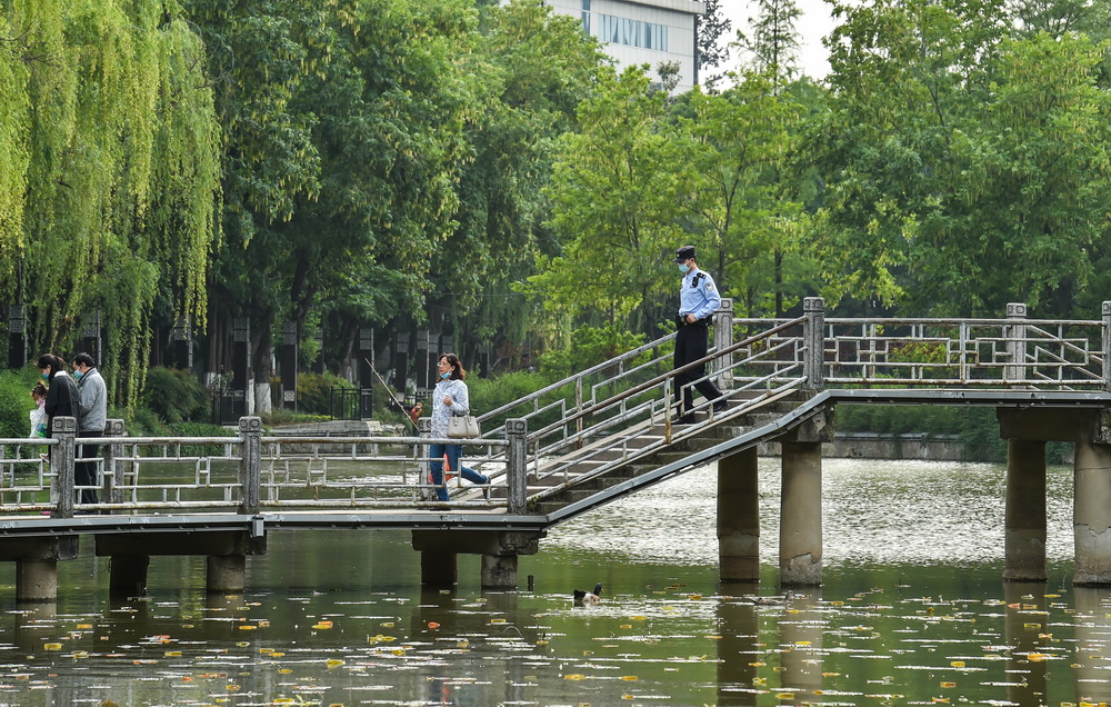 5月2日，周華春在合肥包公園內巡邏。1999年出生的周華春於2020年參加工作，是合肥市公安局包河分局的一名民警。“五一”期間，合肥市包公園迎來了人流高峰，周華春作為執勤民警，在園區內巡邏、維護秩序。