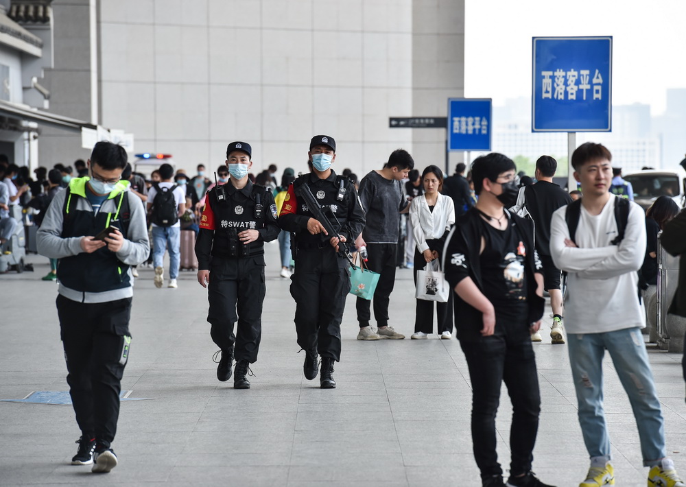 5月2日，蔡鵬程（左）在合肥南站進站口附近巡邏。今年4月剛參加工作的蔡鵬程不久將年滿23周歲，是合肥鐵路公安處特警支隊的一名見習特警。作為一名新特警，在節假日期間能夠執行巡邏、執勤等安保任務，為旅客提供一個平安的車站環境，讓蔡鵬程感到自豪。