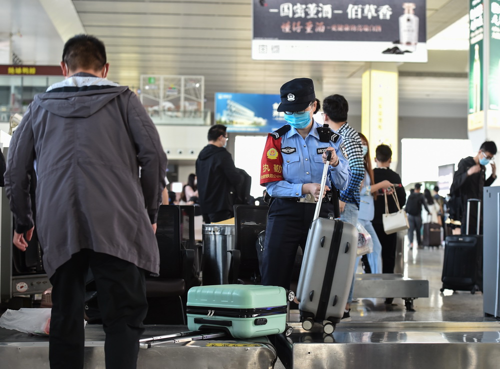 5月2日，陶思露在合肥南站內協助旅客安檢。25歲的陶思露於今年3月正式參加工作，現為合肥南站派出所見習民警，這個“五一”假期是她第一次以警察身份面對大客流量的客運工作。
