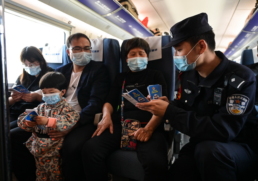 5月3日，邵晨在G8322次列車上向旅客宣教防電信網絡詐騙相關知識。今年25歲的邵晨2019年參加工作，是合肥鐵路公安處乘警支隊的一名乘警。五一假日期間，邵晨認真地執行每一次值乘任務，保障旅客乘車安全。