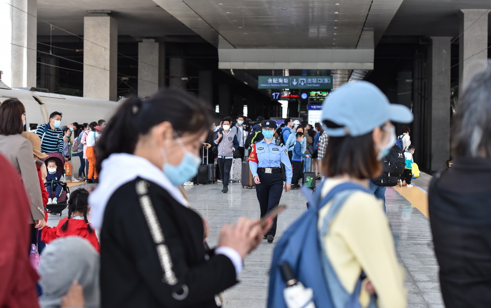 5月2日，陶思露在合肥南站內一處站台巡視。25歲的陶思露於今年3月正式參加工作，現為合肥南站派出所見習民警，這個“五一”假期是她第一次以警察身份面對大客流量的客運工作。