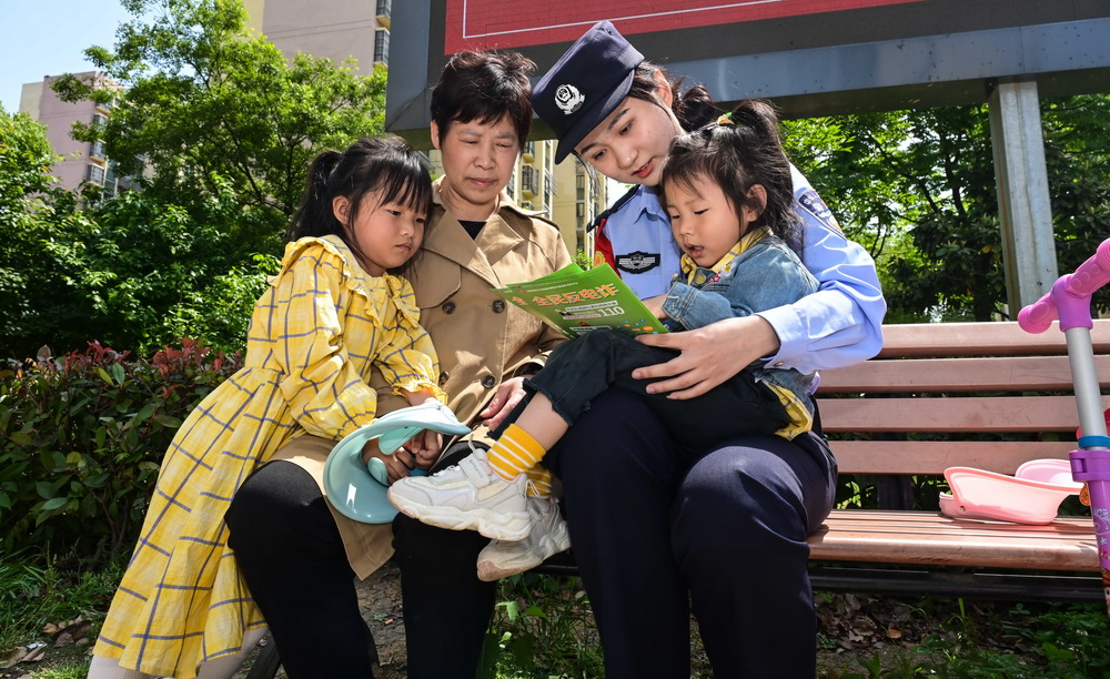 5月2日，趙軼君在合肥市淝南家園社區向居民宣教防電信詐騙相關知識。趙軼君於2019年參加工作，現為合肥南站派出所民警。作為基層民警的她，在假期走進社區開展反電信詐騙、反網絡詐騙安全宣傳。