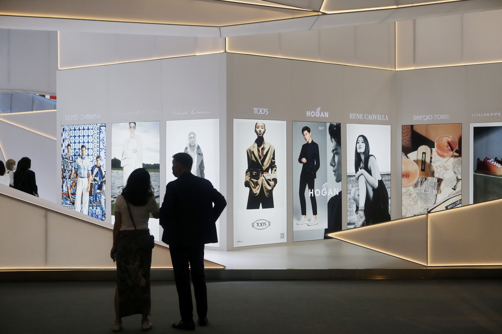 5月7日，參會人員在海南國際會議展覽中心時尚生活展區參觀。新華社記者 丁洪法 攝