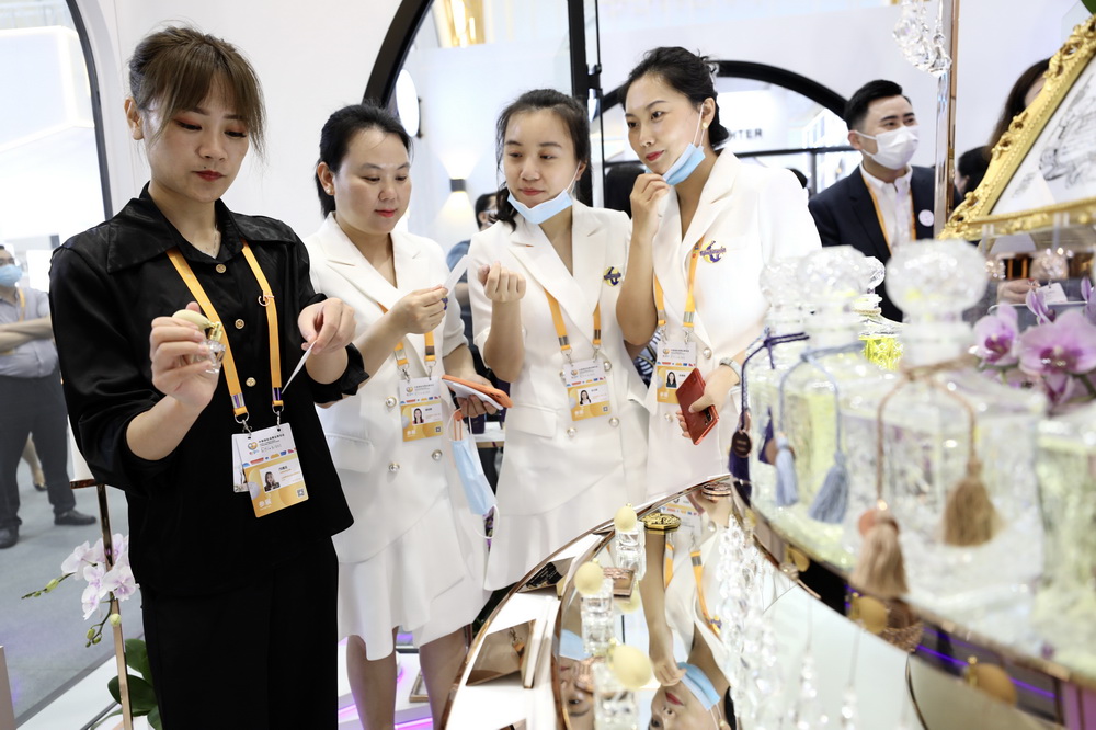 5月7日，在海南國際會議展覽中心時尚生活展區，參觀者在試用香水。新華社記者 金立旺 攝