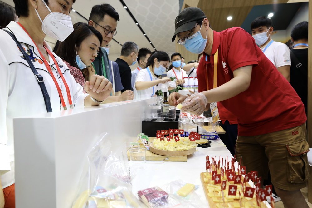 5月7日，在海南國際會議展覽中心時尚生活展區，參觀者排隊體驗來自瑞士的奶酪。新華社記者 金立旺 攝