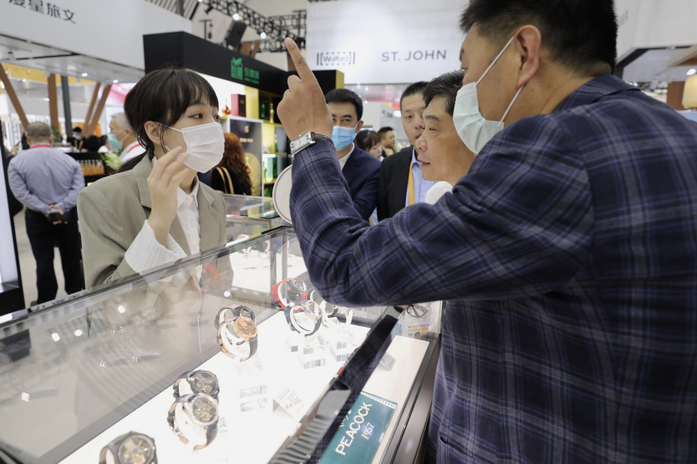5月7日，參觀者在海南國際會議展覽中心時尚生活展區了解上海、海鷗、孔雀等國產手表。新華社記者 金立旺 攝