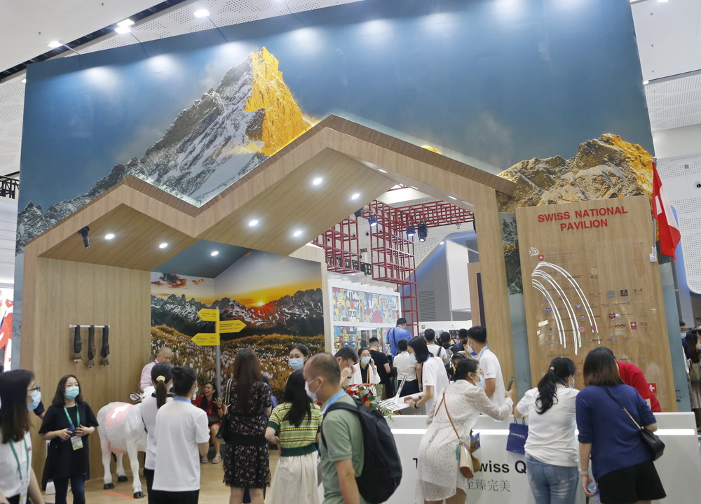 5月7日，人們走過海南國際會議展覽中心瑞士國家館。新華社記者 丁洪法 攝